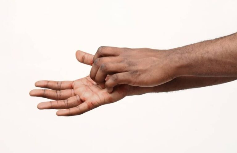 Mains droite qui gratte : la signification d’une superstition