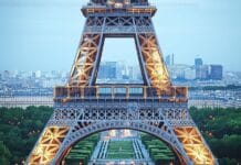 Quelle est la hauteur exacte de la tour Eiffel et comment elle change de taille selon les saisons ?