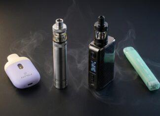 Les différents formats de vapotage et leurs particularités Cinq appareils de vapotage différents produisant de la vapeur