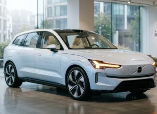 Combien coute une voiture Volvo électrique ? SUV électrique blanc Volvo dans showroom contemporain