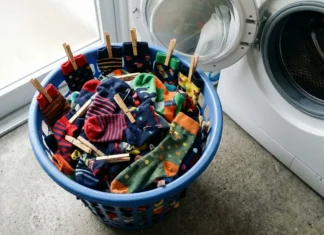 Astuce pour éviter que les chaussettes disparaissent Panier de chaussettes colorées à sécher avec pinces à linge