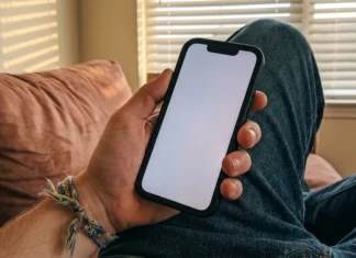 Bloquer l’accès à un site web sur mobile smartphone vierge sur canape 8032