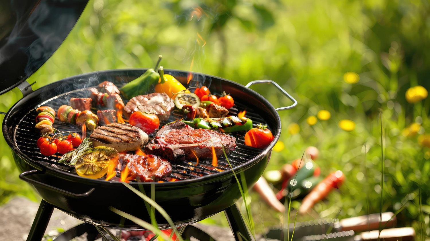 Viande et légumes grillés à l'extérieur sur un barbecue au charbon par un temps estival